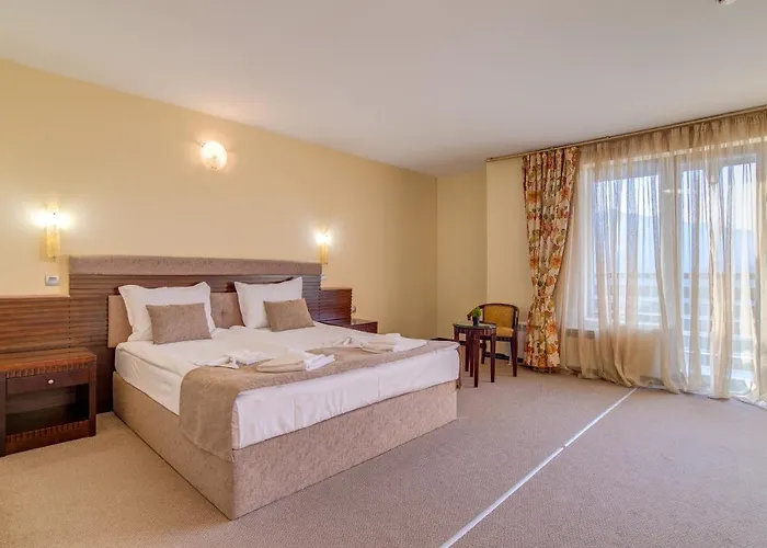 Hotel & Holidays - Free Parking