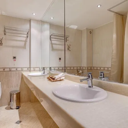 Hotel & Holidays - Free Parking