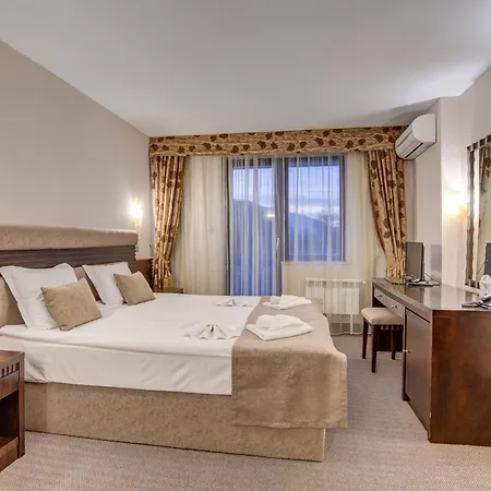 & Holidays - Free Parking 4*