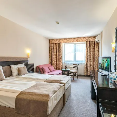 Hotel & Holidays - Free Parking