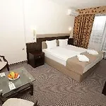 ホテル & Holidays - Free Parking 4*