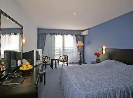 Hotel & Holidays - Free Parking