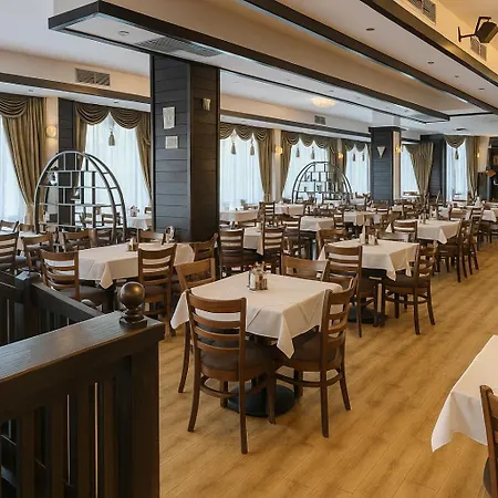 & Holidays - Free Parking Hotel