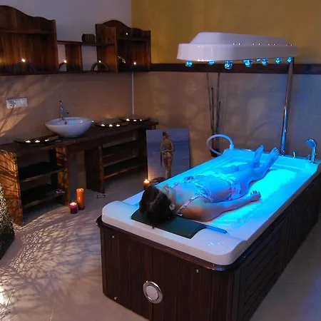 & Holidays - Free Parking Hotel