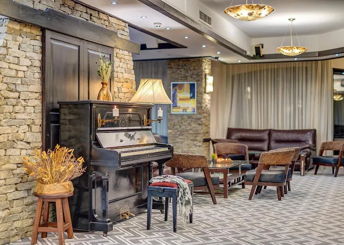 Hotel & Holidays - Free Parking 4*