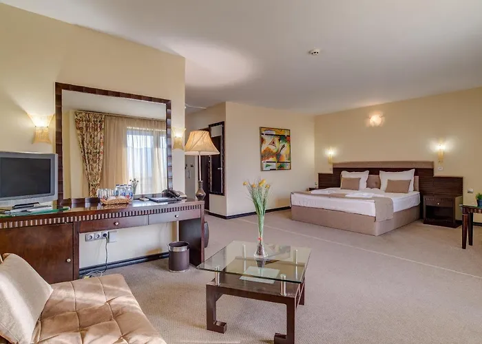 & Holidays - Free Parking Banszko