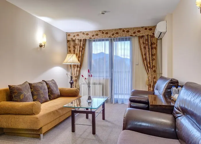 & Holidays - Free Parking Hotel