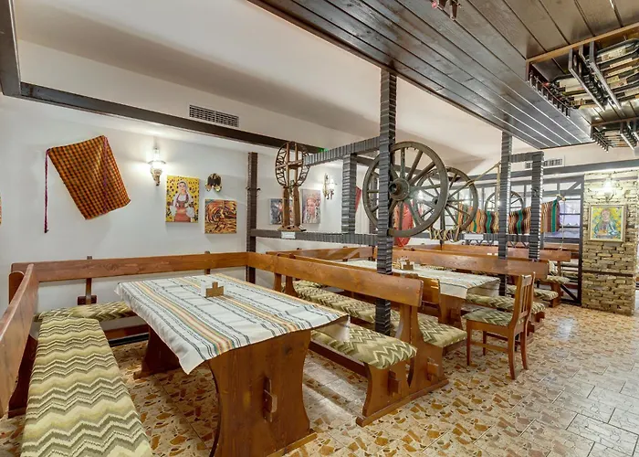 & Holidays - Free Parking Hotel