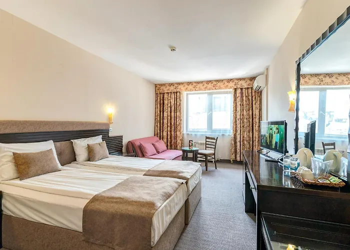 Hotel & Holidays - Free Parking